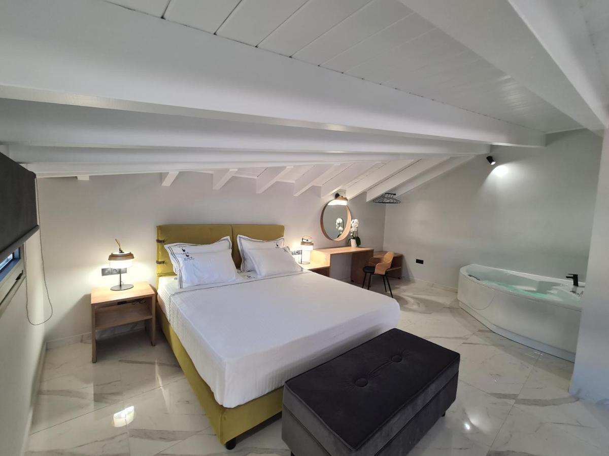 Ilia'S Luxury Suites - Adults Only Xylokastro Esterno foto
